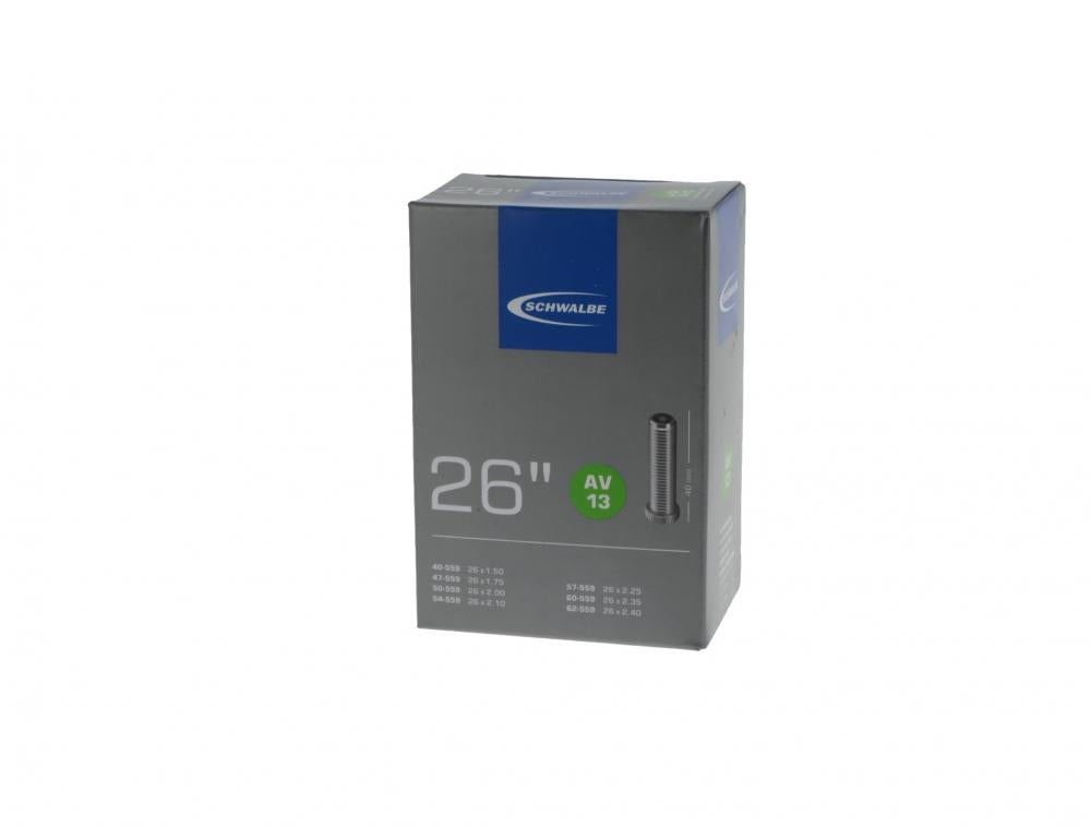 Schwalbe Fahrradschlauch AV13 für 26 Zoll Reifen (1.50-2.40) in grauer Produktverpackung auf weißem Hintergrund.