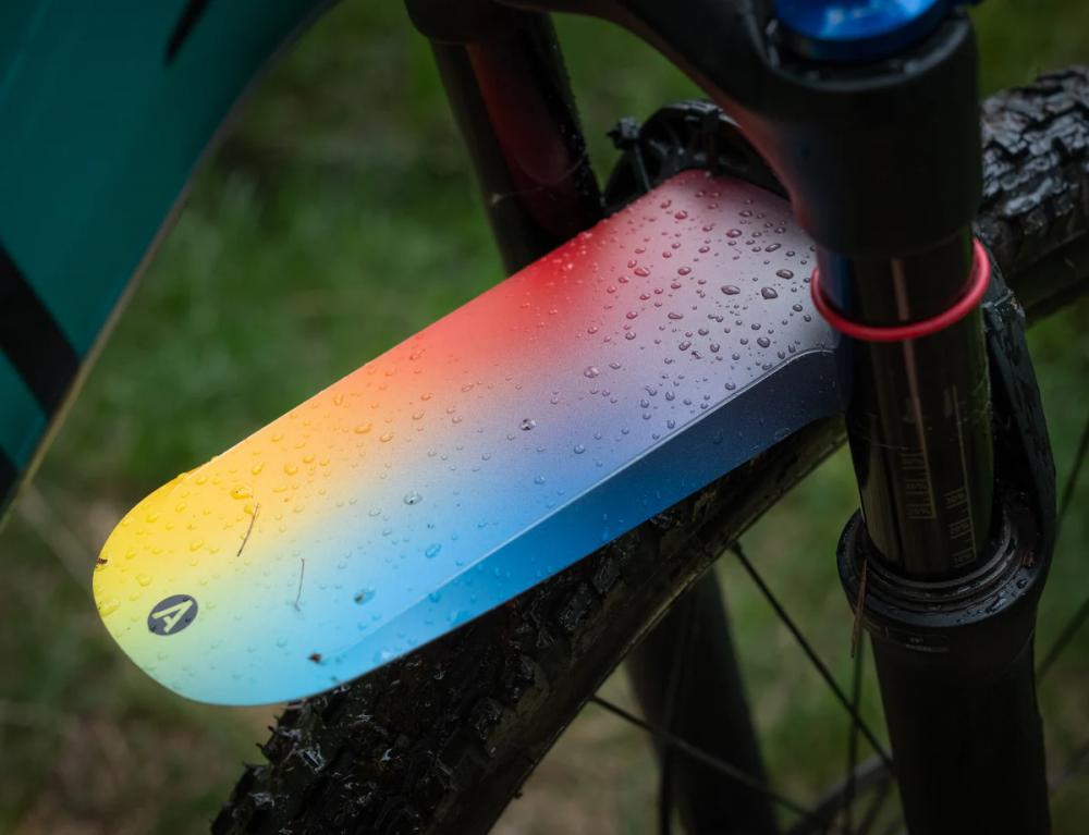 Ass Savers MFR-1 Mudder Spektrum: Leichter 18g Spritzschutz für MTB, passend für 26"-29" Räder, einfache Montage an Federgabeln, effektiver Schutz vor Schmutz