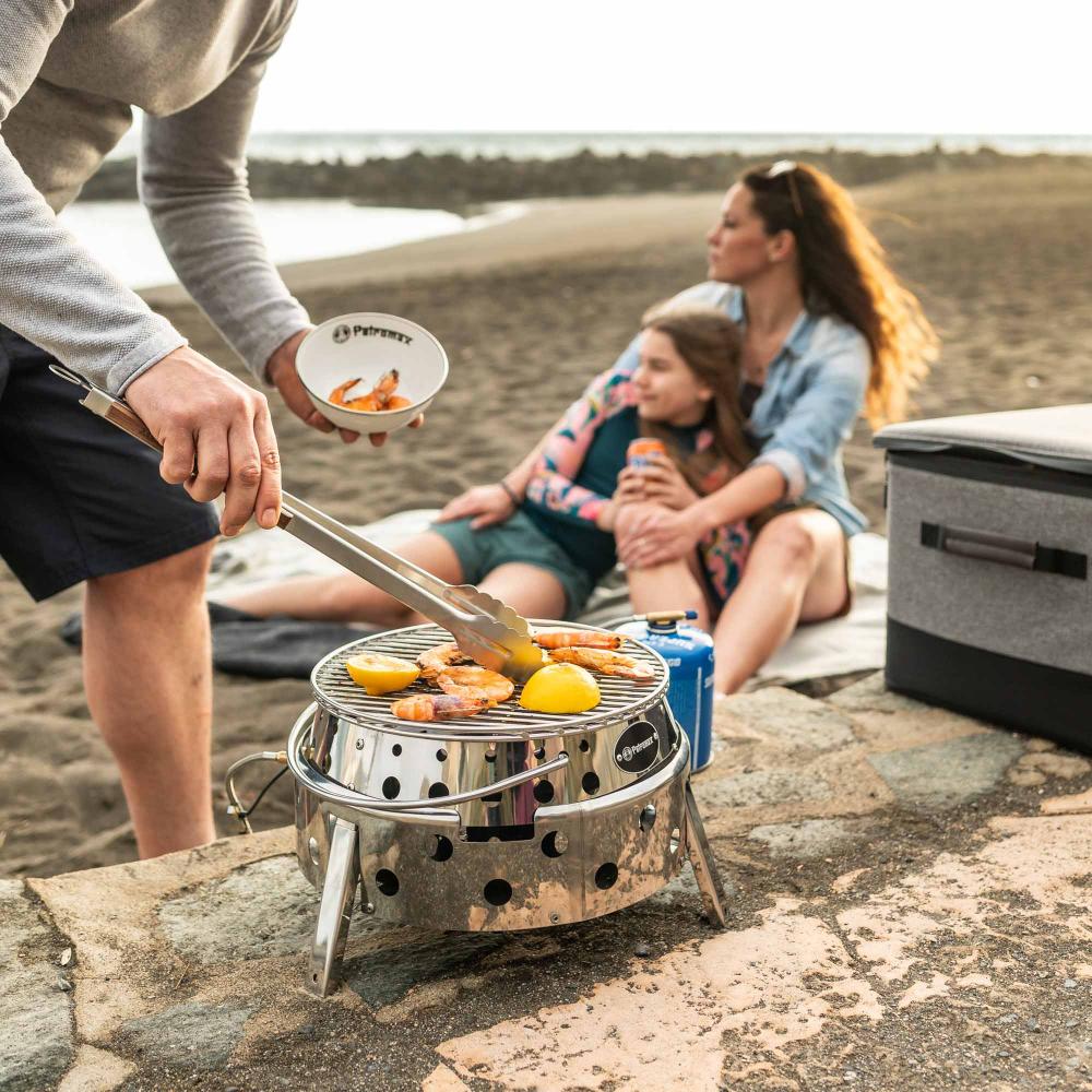 Petromax Atago Gasgrill kompakter, klappbarer Campinggrill mit Piezo-Zündung, Edelstahl, Ø 28 cm Grillrost, 3,8 kW Leistung, für Schraubkartuschen