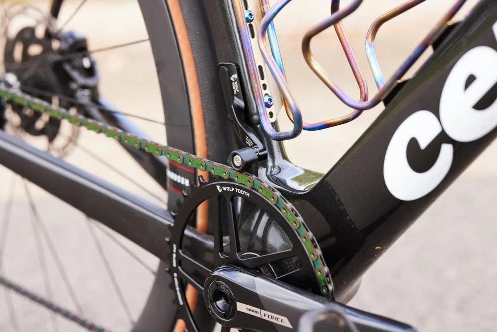 Schwarze Wolf Tooth LoneWolf Aero Kettenführung am Cervelo-Rad. Verhindert 1x-Kettenabwürfe effektiv.