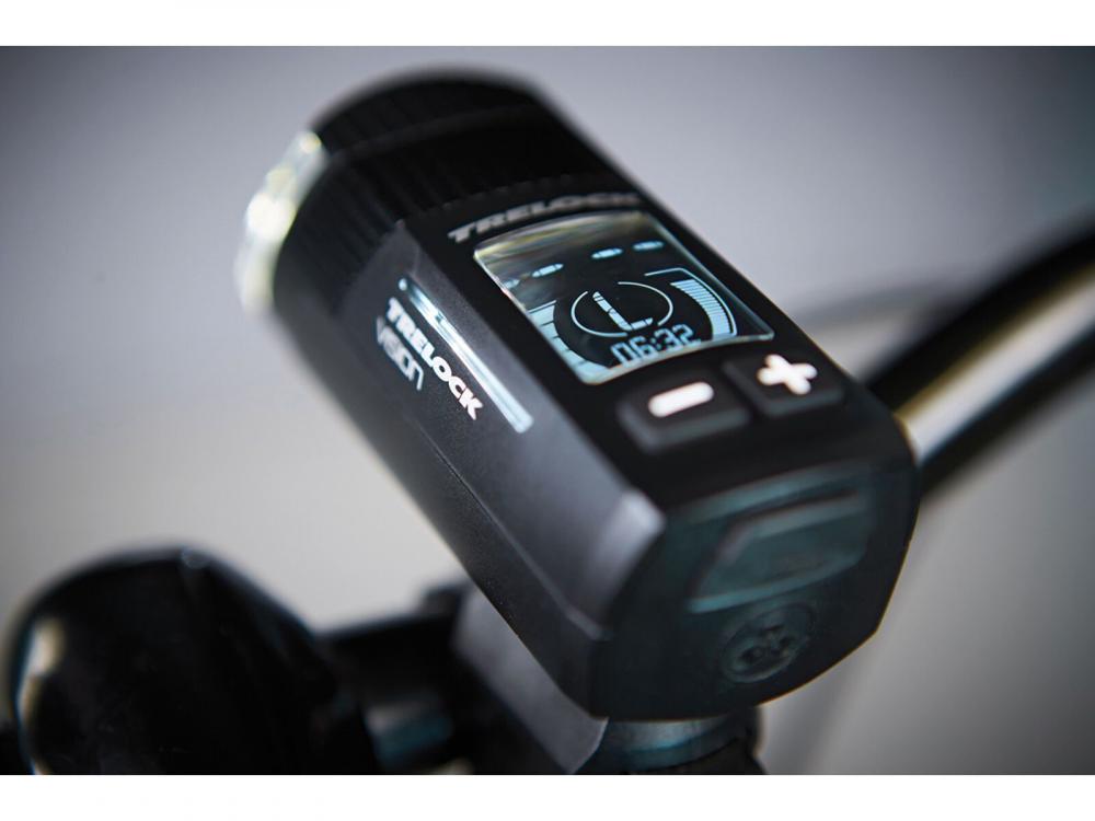 Schwarze Trelock LS 760 I-Go Vision 100 Lux StVZO USB Frontleuchte mit hellem Display am Lenker.