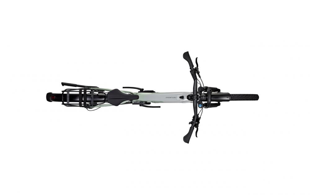 AVENTURA² 6.7 X 29DI E-Bike in Hellgrau mit Gepäckträger und 800Wh Akku, Draufsicht.