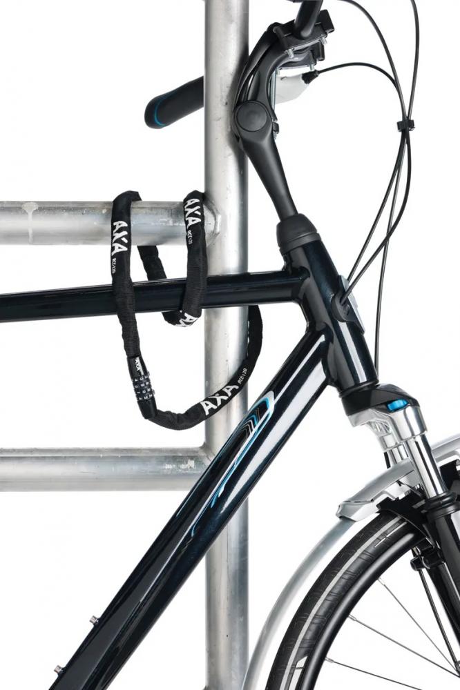 AXA Kettenschloss Rigid Code 120: Schwarzes Zahlenschloss sichert ein Fahrrad an einem Metallpfosten.
