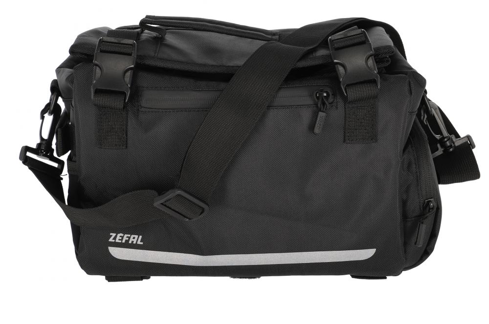 Schwarze Zefal Gepäckträgertasche Z Travel 60, 20L Fahrradtasche mit Reflektorstreifen und robusten Reißverschlüssen.
