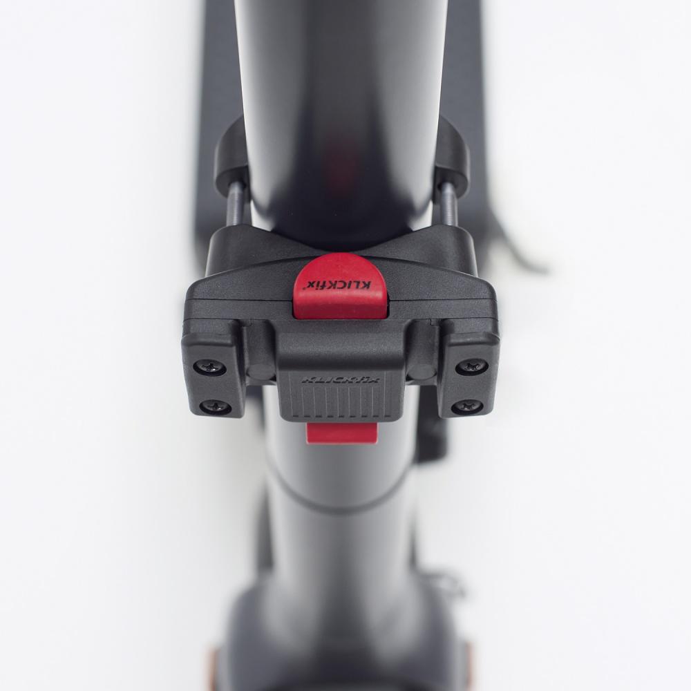 KLICKfix Lenkeradapter Caddy Oversize schwarz-rot montiert an senkrechtem Rohr, ideal für E-Scooter und Falträder.