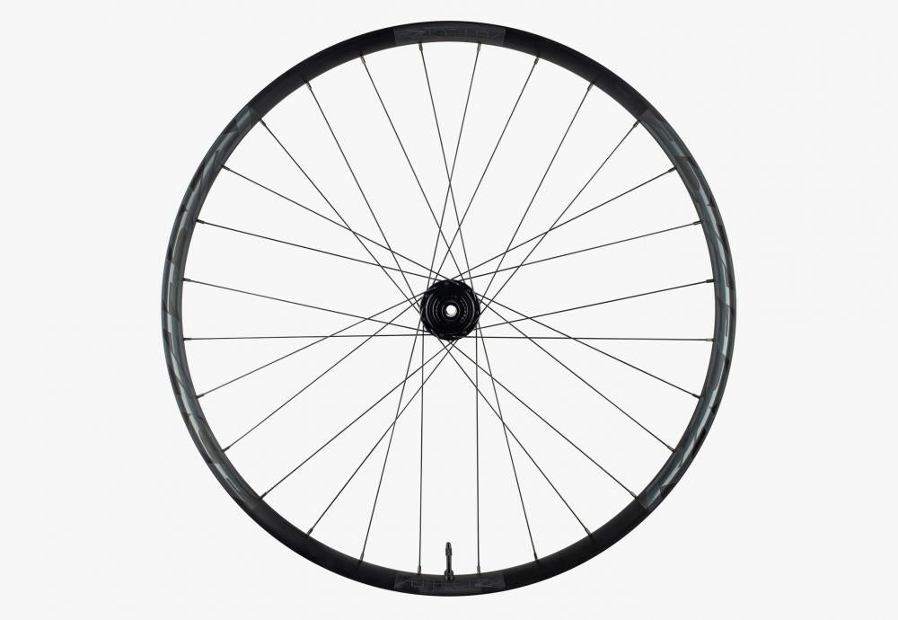 Robustes schwarzes Race Face Aeffect R 29 Zoll Trail-Hinterrad mit SRAM XD Nabe.