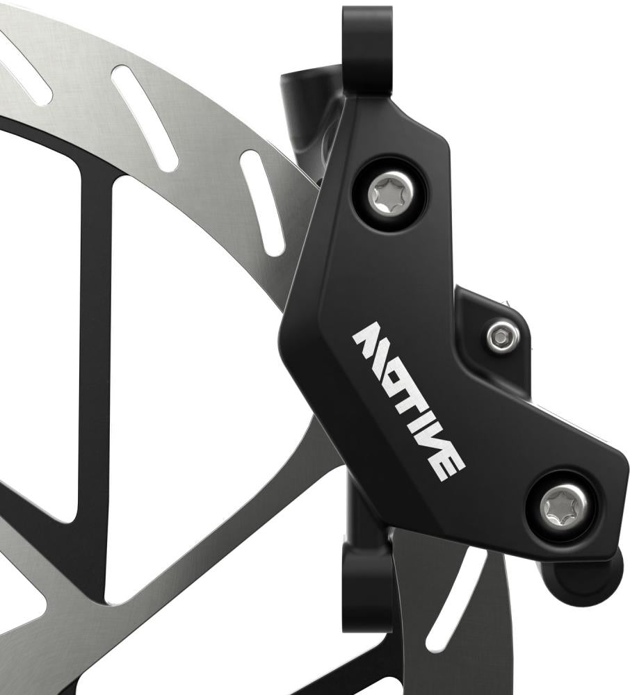 SRAM Motive Bronze Vierkolben-Scheibenbremse hinten, schwarz. Nahaufnahme von Bremssattel und Scheibe.