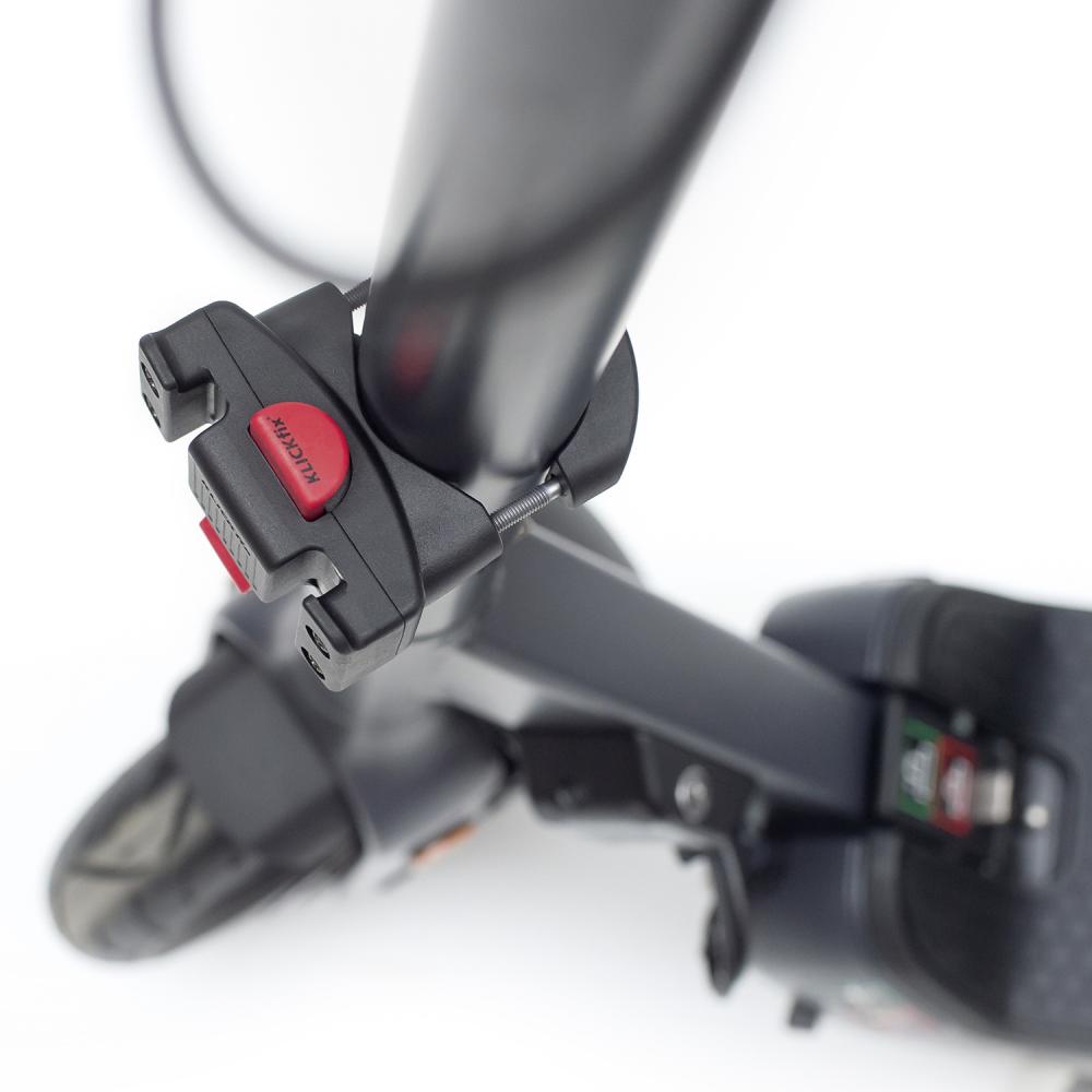KLICKfix Caddy Oversize Lenkeradapter schwarz-rot an E-Scooter-Stange, für senkrechte Rohre Ø 36–55 mm.