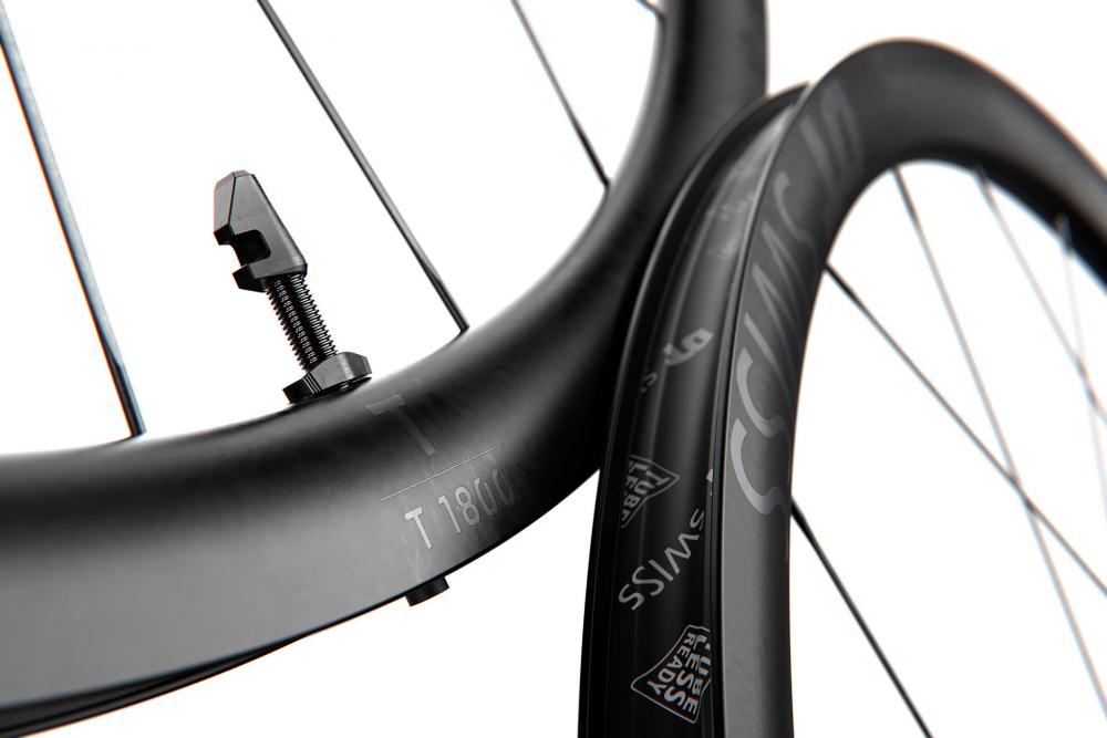 Zwei schwarze DT Swiss T 1800 Classic 30 Fixie-Laufräder, Tubeless Ready, mit Ventil aus der Nähe.