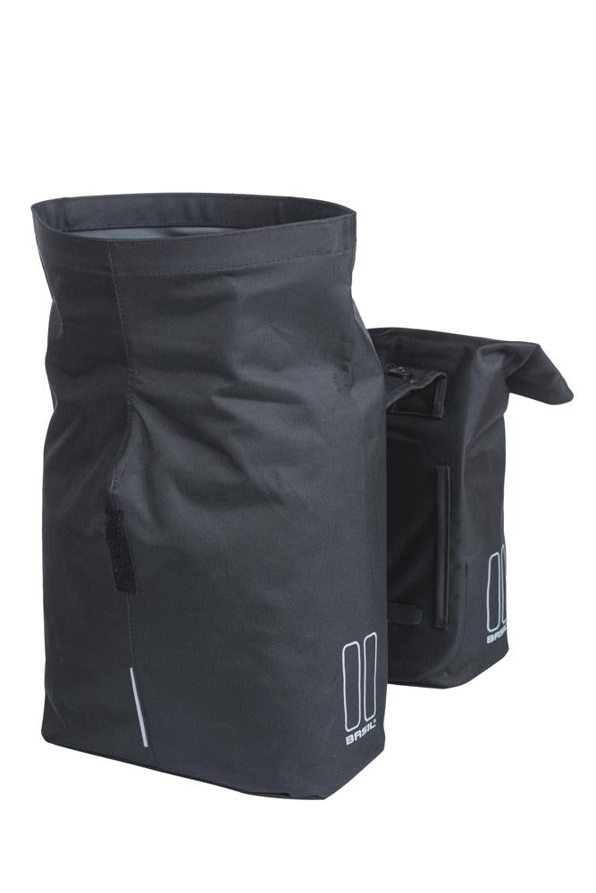 Schwarze Basil City MIK 2.0 Doppeltasche aus wasserabweisendem Polyester mit Faltverschluss und Reflektoren.