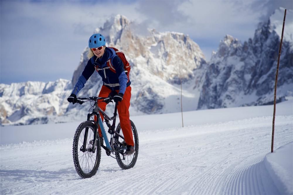 Schwalbe Drahtreifen ICE SPIKER PRO Performance 28x2,6 Zoll (65-622) Schwarz - maximaler Grip auf Eis und Schnee