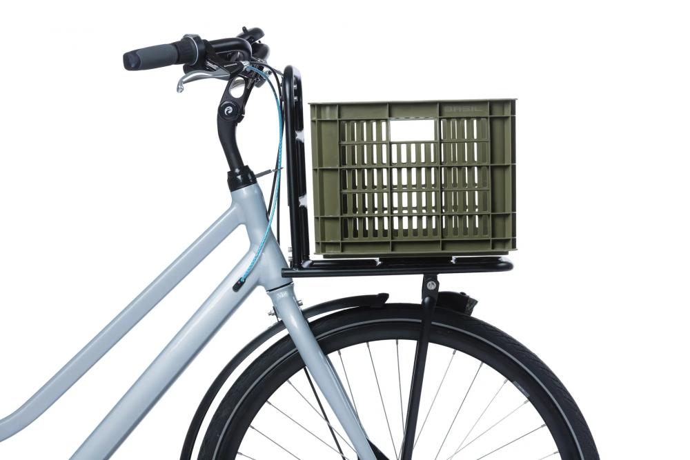 Grüne Basil Fahrradkiste M (29,5L, 45x35x25cm) aus nachhaltigem Kunststoff auf dem Vorderradträger eines Fahrrads.