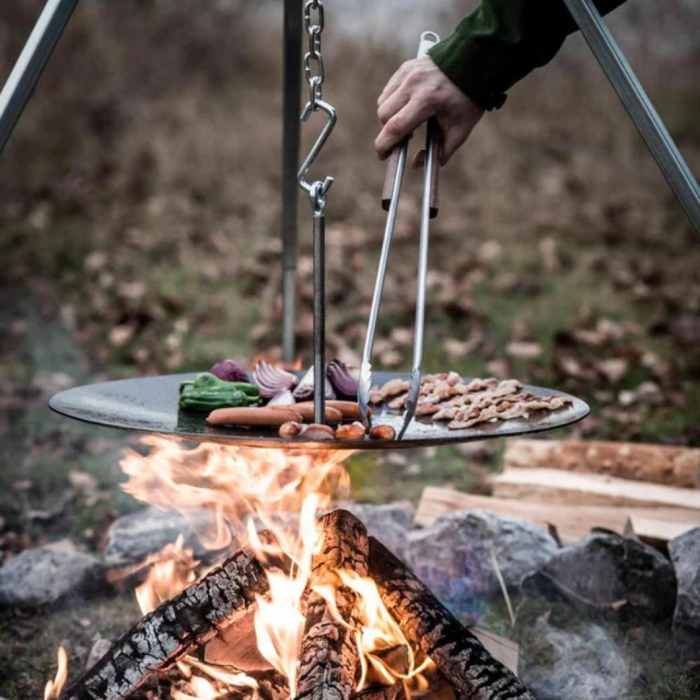 Petromax Grill- und Kohlenzange ZA2 groß 54 cm Edelstahlzange mit Holzgriff, gewölbtem Zangenkopf und Verschlussmechanismus für sicheres Grillen und platzsparende Aufbewahrung