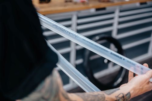 Bild von aufgepumpten TPU Schlauch in einer Werkstatt