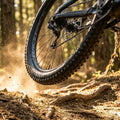 Race Face Aeffect R robustes Enduro-Hinterrad 29" SRAM XD in Aktion, staubaufwirbelnd auf Wald-Trail.