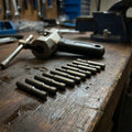 10 Shimano TL-CN34 Ersatz-Nietstifte für Kettennieter auf Holzwerkbank.