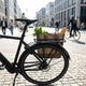 AtranVelo City Gepäckträger, Alu schwarz, 24-29 Zoll, mit AVS-System, für Standard-Fahrräder, bis 25 kg Traglast, mit Federklappe, Reflektorhalter, verstellbar