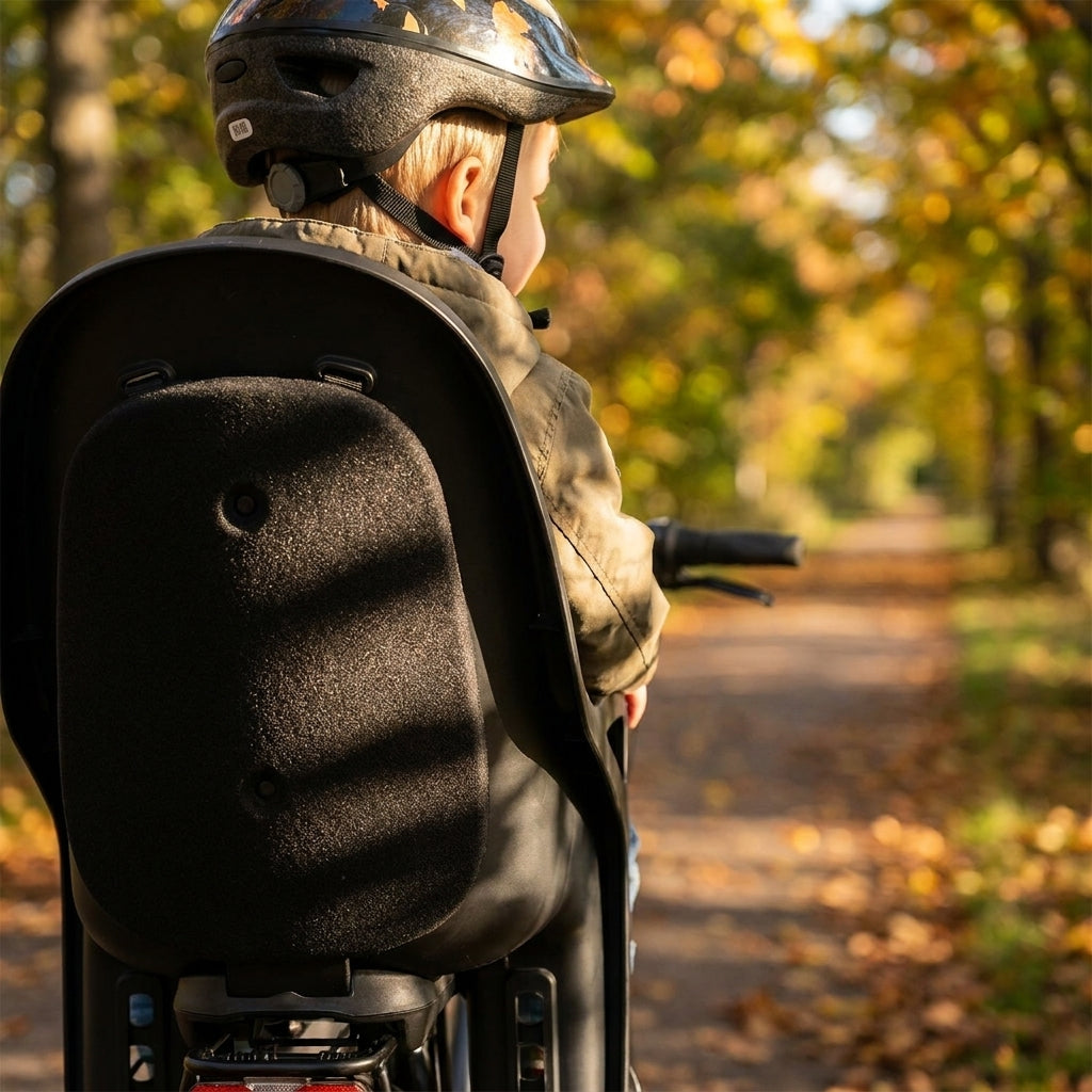 Hamax Polster für Zenith Fahrradsitz in schwarz, Kind auf dem Radweg im Herbst.