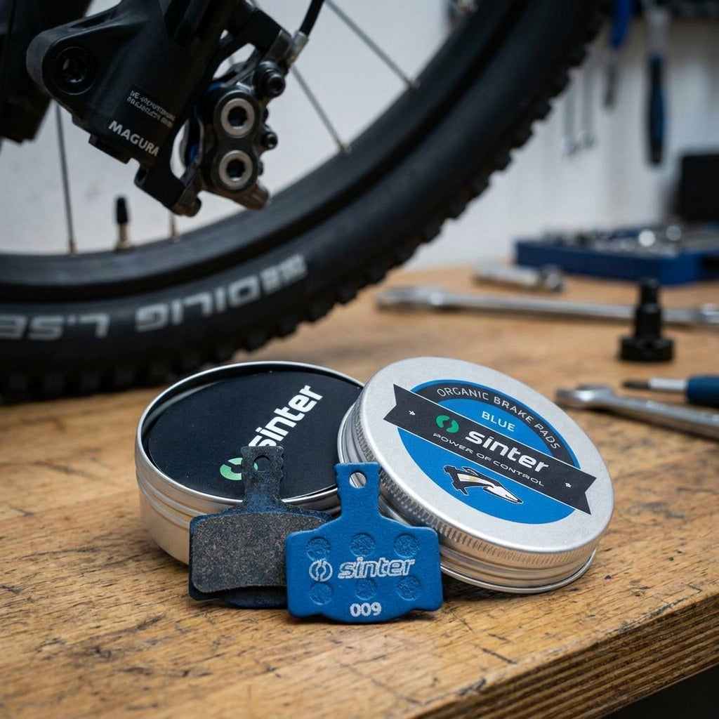 Sinter 009 Magura organische E-Bike Scheibenbremsbeläge blau, Set in Dose, vor Fahrradbremse.