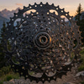 Schwarze TEKTRO ED9 E-Bike Kassette 11-46T mit breiter Übersetzungsbandbreite vor Bergkulisse bei Sonnenuntergang.