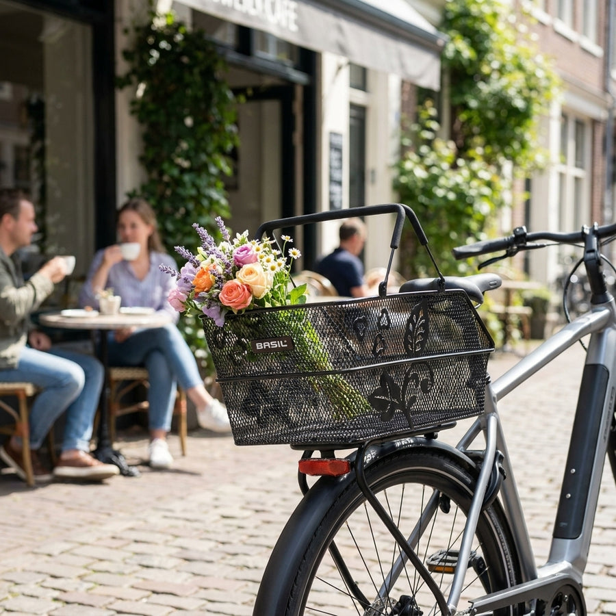 Basil Cento S Flower Multi Hinterradkorb schwarz Blumenmotiv am Fahrrad mit frischen Blumen vor Café.