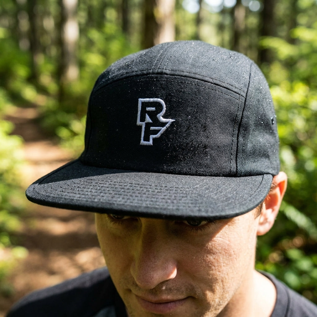 Race Face Logo 5 Panel Cap schwarz, stylische Bike-Cap mit RF Logo für Alltag und Trail.
