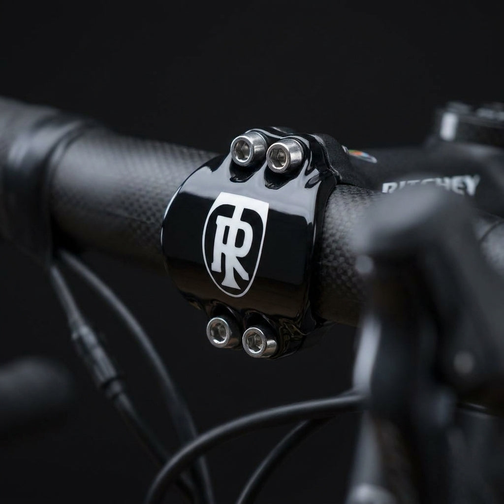 Ritchey WCS 4-Axis Vorbau-Lenkerkappe BB Black mit TR-Logo auf Carbonlenker, 31,8 mm, 4-Schraubenklemmung.