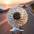SunRace CSR63 7-fach Kassette 12-24 Zähne für Rennrad, Shimano-kompatibel, auf Asphalt bei Sonnenuntergang.