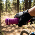 Race Face Grippler Lock-On Griff 33mm in Magenta Lila. Ergonomischer Fahrradgriff für sicheren Halt und Komfort beim Mountainbiken.