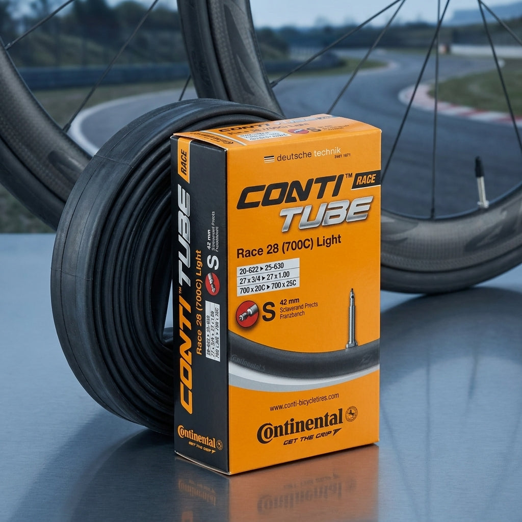 Continental Schlauch Conti Race 28 light 28" 700x20/25C SV42 mit orangefarbener Box, Rennradfelgen im Hintergrund.