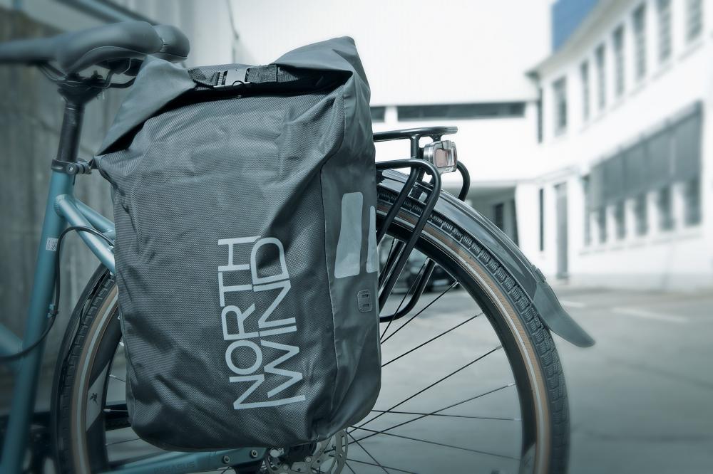 Northwind Barrier Fahrradseitentasche, wasserfest, 25 Liter Stauraum, schwarz, robustes Nylon, Rolltop-Verschluss, reflektierende Elemente
