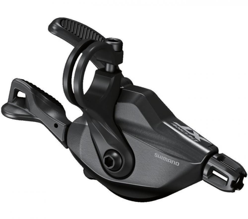 Schwarzer Shimano DEORE XT 12-fach Schalthebel für präzises MTB-Schalten.