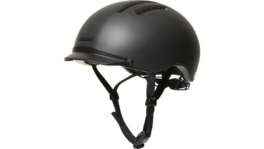 Schwarzer Thousand Chapter Racer L MIPS Fahrradhelm, Größe L 59-62 cm, mit Visier und integriertem Rücklicht.