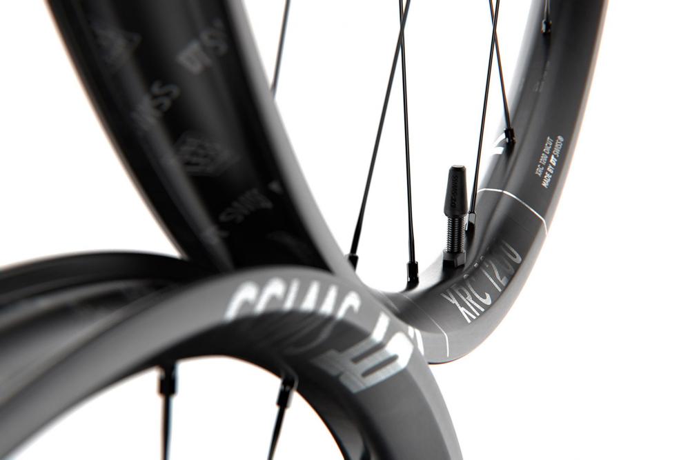 DT Swiss XRC 1200 DICUT Spline 29" XC Carbon-Laufrad schwarz, Nahaufnahme von Felge und Ventil.