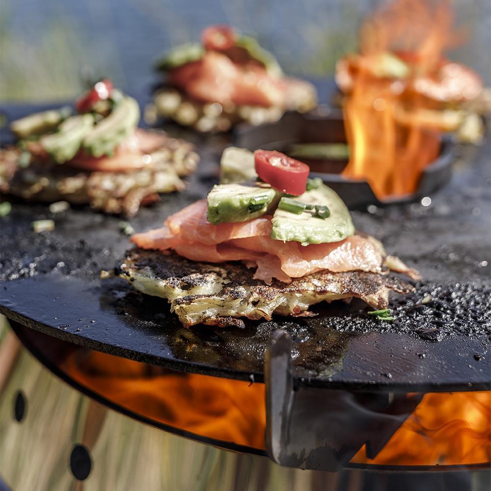 Petromax Kochaufsatz für Atago Grillplatte  stabiler Stahlaufsatz für sicheres Kochen, passend für die Aussparung der Atago Grillplatte