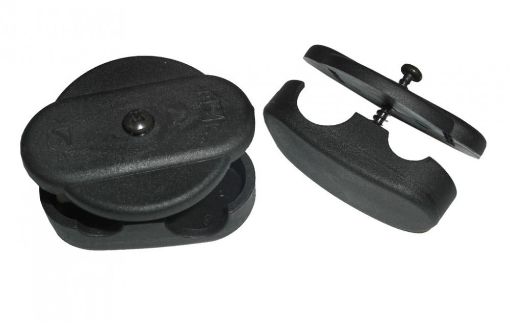 KLICKfix KorbFix-II Fahrradkorb-Befestigung, schwarze Kunststoff-Klemmteile mit Schrauben und Feder.