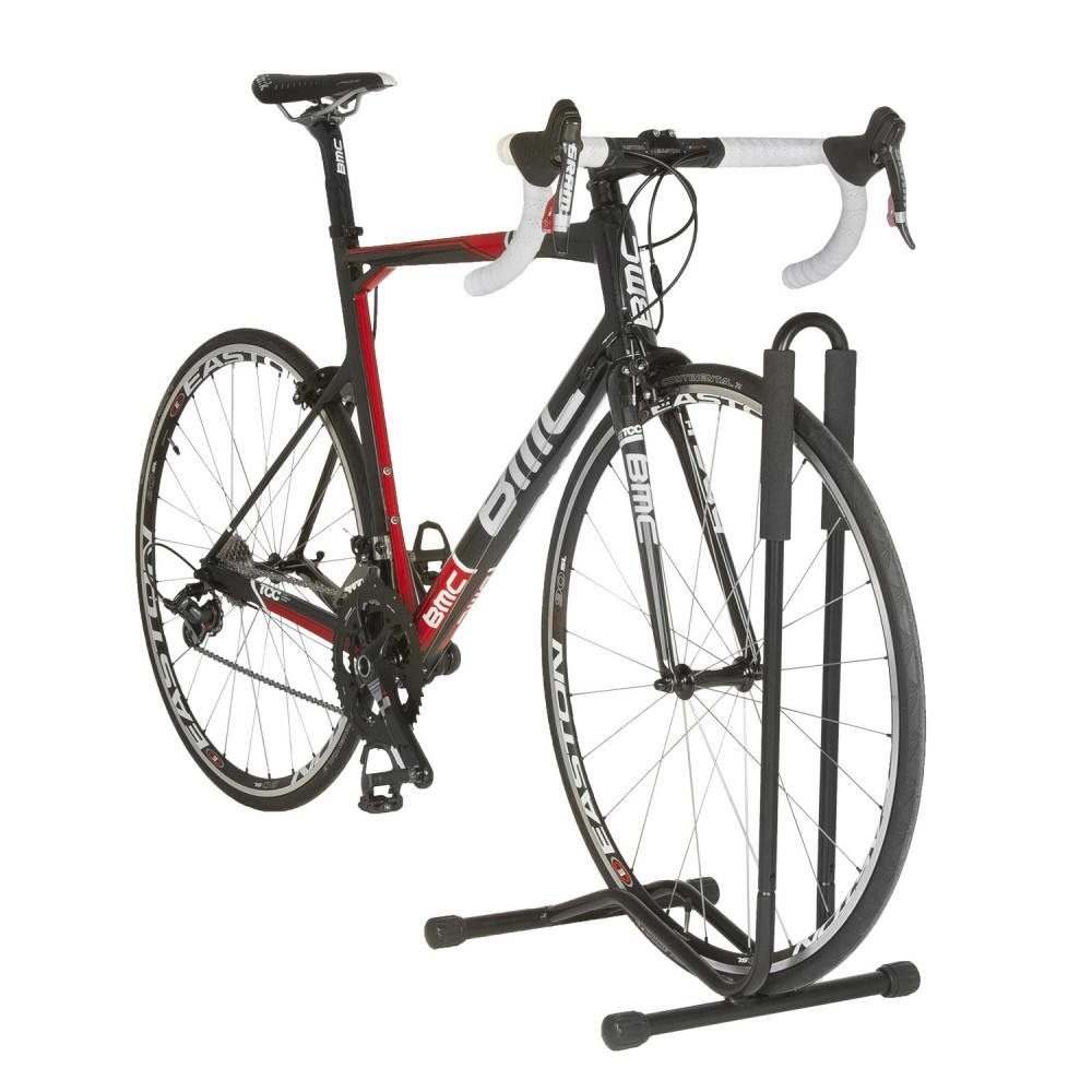 M-Wave EASYSTAND Ausstellungsständer schwarz hält ein Rennrad stabil am Vorderrad für die Fahrradpräsentation.