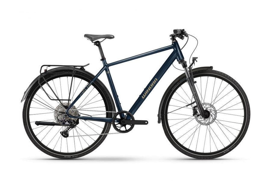 Winora DOMINGO X12 PRO HIGH 12-G XT Trekkingrad in Dunkelblau mit Federgabel, Scheibenbremsen und Gepäckträger.