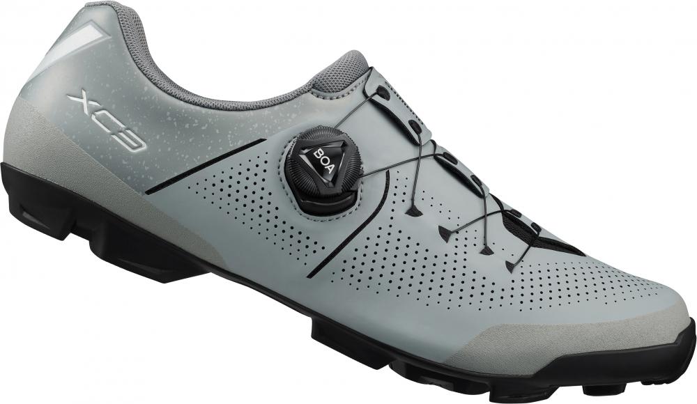 SHIMANO XC302 Herren/Damen MTB SPD Fahrradschuhe in Grau, mit BOA-Drehverschluss und perforiertem Obermaterial.