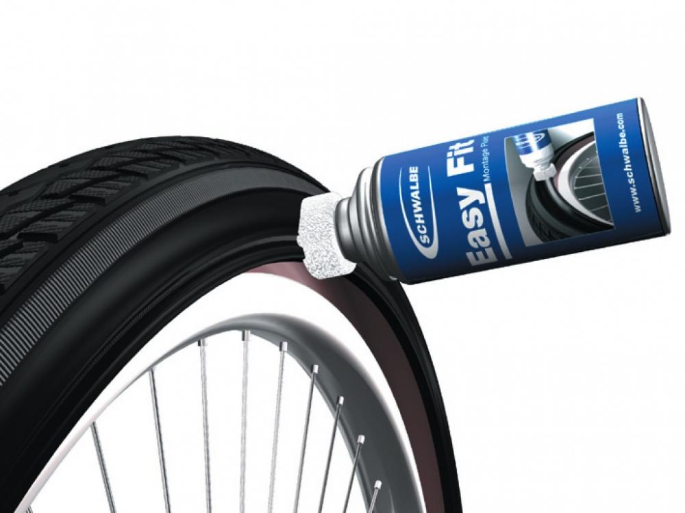 Schwalbe Easy Fit Montage Fluid wird auf Fahrradreifen aufgetragen für einfache Reifenmontage.