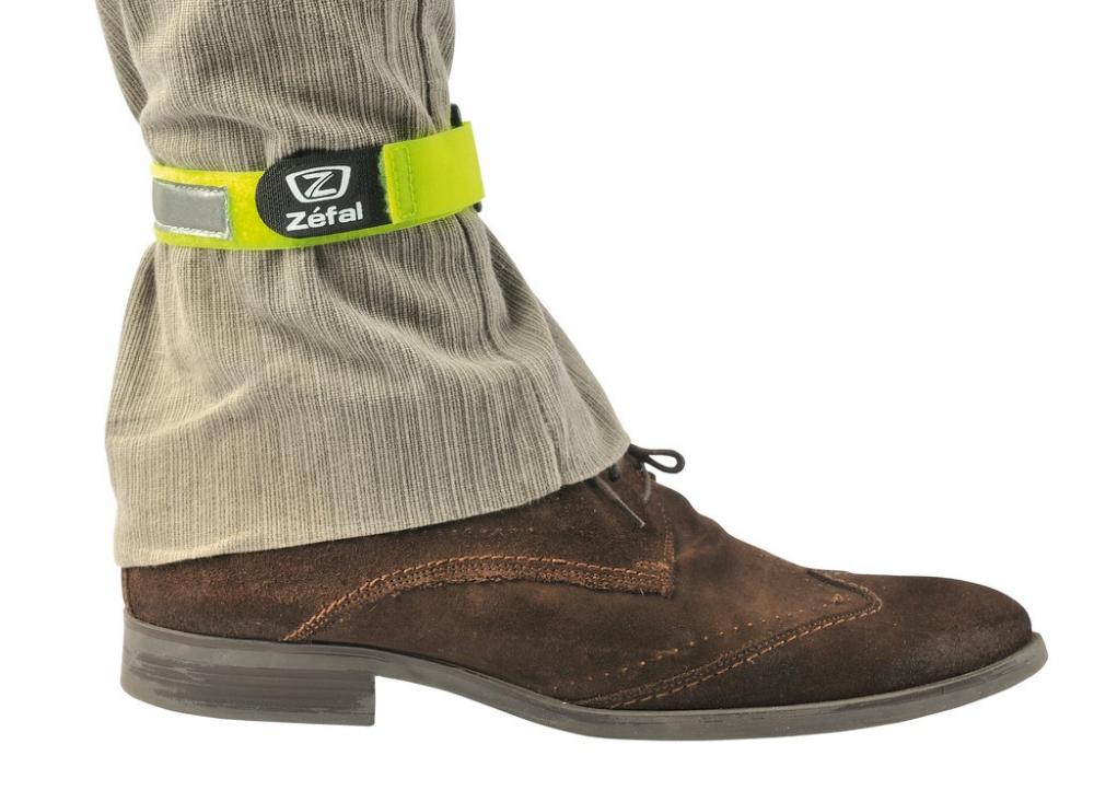 Neon gelbes Zefal Hosenband Doowah mit Reflexstreifen um eine Hose beim Fahrradfahren.