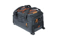 Basil Miles Tarpaulin Gepäckträgertasche schwarz-orange, wasserdicht, 14L, Rollverschluss, Reflektoren.