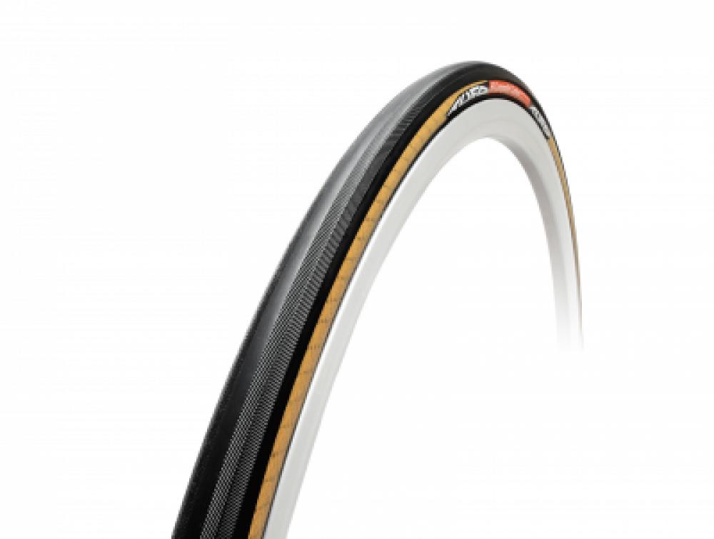 Tufo Hi-Composite Carbon 23 Schlauchreifen 28x0.90" schwarz/beige faltbar auf weißem Hintergrund.