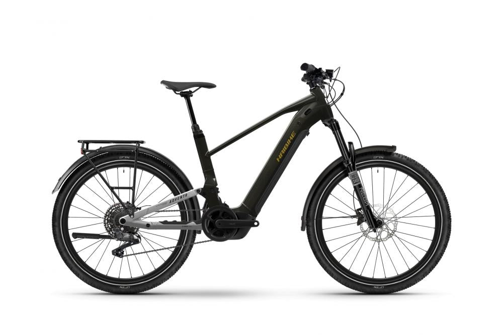 Haibike ADVENTR 6 i800Wh E-Bike, schwarz/grau, mit Gepäckträger, Schutzblechen und Federgabel.