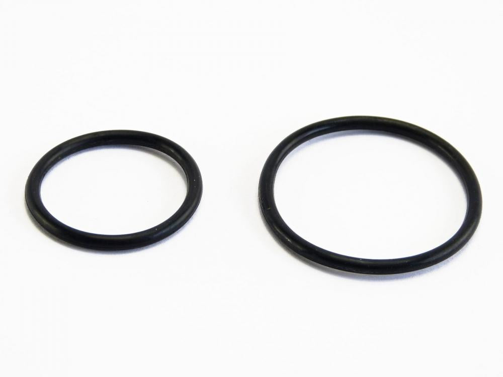 Zwei schwarze O-Ringe in verschiedenen Größen auf weißem Hintergrund.