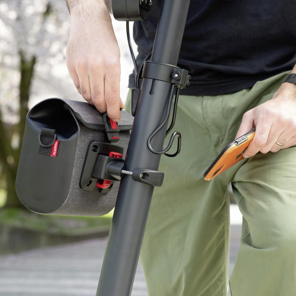 KLICKfix Caddy Oversize Adapter schwarz-rot am E-Scooter befestigt Tasche an senkrechtem Rohr (Ø 36-55 mm), 7kg.
