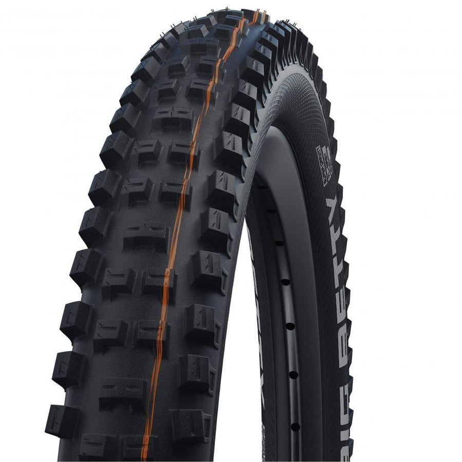 Schwalbe Big Betty Mountainbike Reifen, schwarz, mit aggressivem Stollenprofil und orangefarbenen Streifen.