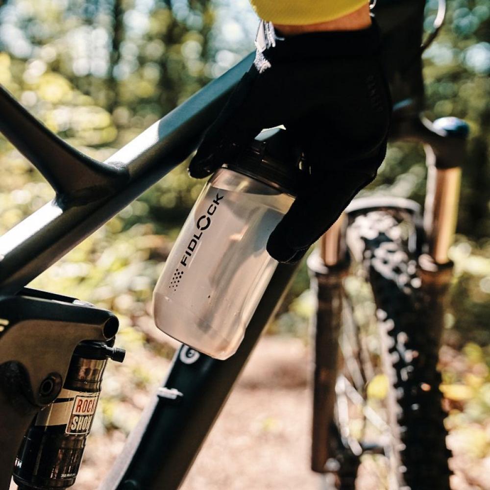 Fidlock TWIST Bottle 450 ml mit Bike Base  kompakte, magnet-mechanische Trinkflasche für enge Fahrradrahmen, BPA-frei, spülmaschinengeeignet, inklusive Staubschutzkappe
