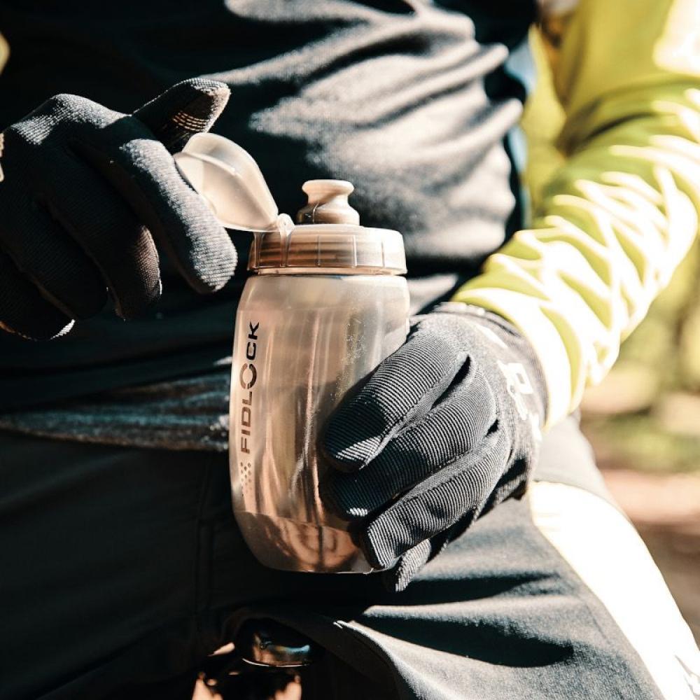 Fidlock TWIST Bottle 450 ml mit Bike Base  kompakte, magnet-mechanische Trinkflasche für enge Fahrradrahmen, BPA-frei, spülmaschinengeeignet, inklusive Staubschutzkappe