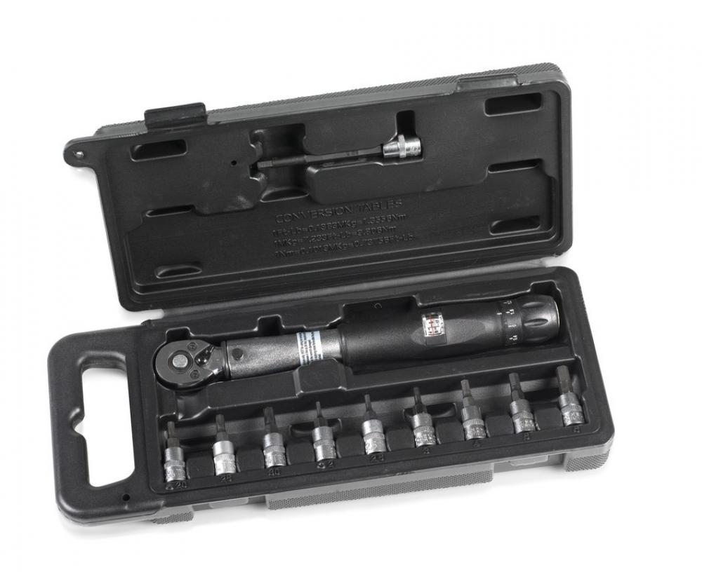 XLC Drehmomentschlüssel TO-S87 (4-24 Nm, 1/4") mit Bits im Werkzeugkoffer.